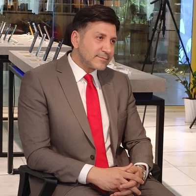 کاور اپیزود بیست و دوم؛  کامبیز امتحانی؛ مدیر شرکت بازرگانی امتحانی همراه (کنسول بازی، موبایل و لوازم جانبی)