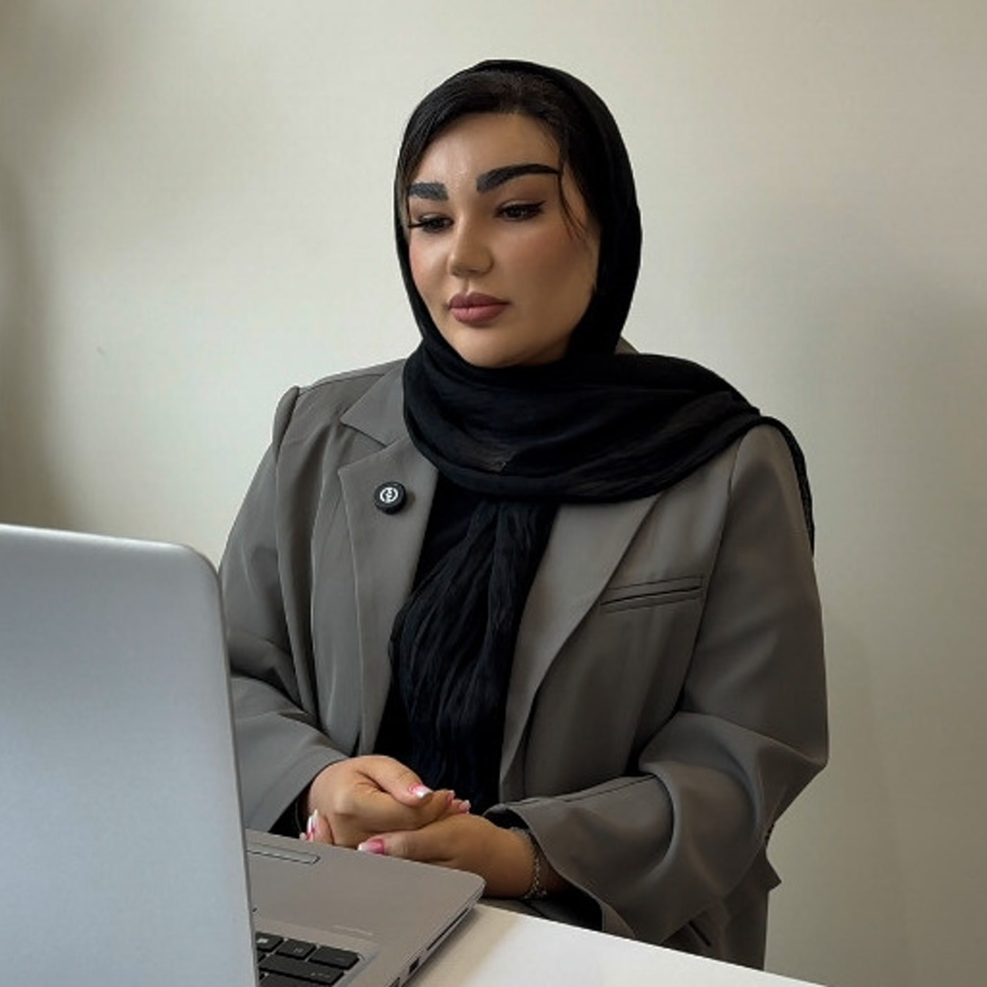 کاور اپیزود سیوشش؛ مهسا مرادی (تنها خانم واردکننده موتوربرق در ایران با نام موتور برق دات کام)